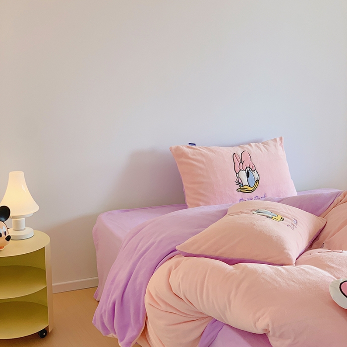 91家纺网 家纺一手货源 找家纺 星期八 2022新款230g双面牛奶绒迪士尼刺绣四件套 黛西