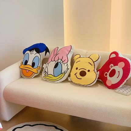 91家纺网 家纺一手货源 找家纺 星期八 2022新款230g双面牛奶绒迪士尼系列抱枕 维尼熊