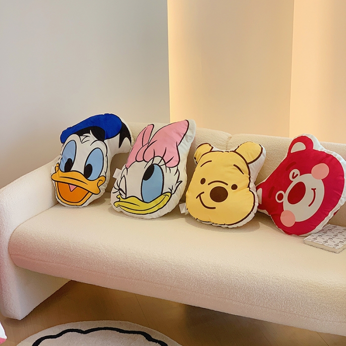 91家纺网 家纺一手货源 找家纺 星期八 2022新款230g双面牛奶绒迪士尼系列抱枕 草莓熊