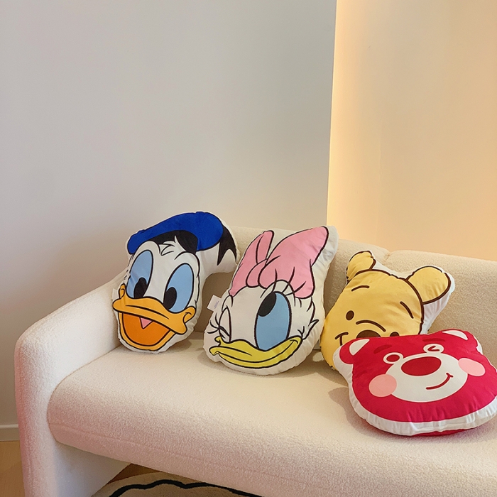 91家纺网 家纺一手货源 找家纺 星期八 2022新款230g双面牛奶绒迪士尼系列抱枕 维尼熊