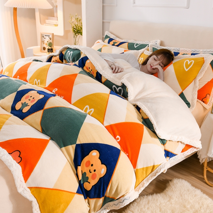 91家纺网 家纺一手货源 找家纺 迷仙巢 2022新款牛奶绒拼北极绒贝贝绒包边四件套 格子熊