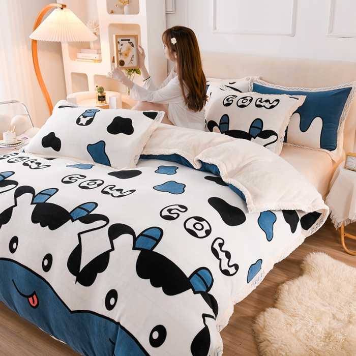 91家纺网 家纺一手货源 找家纺 迷仙巢 2022新款牛奶绒拼北极绒贝贝绒包边四件套 小奶牛