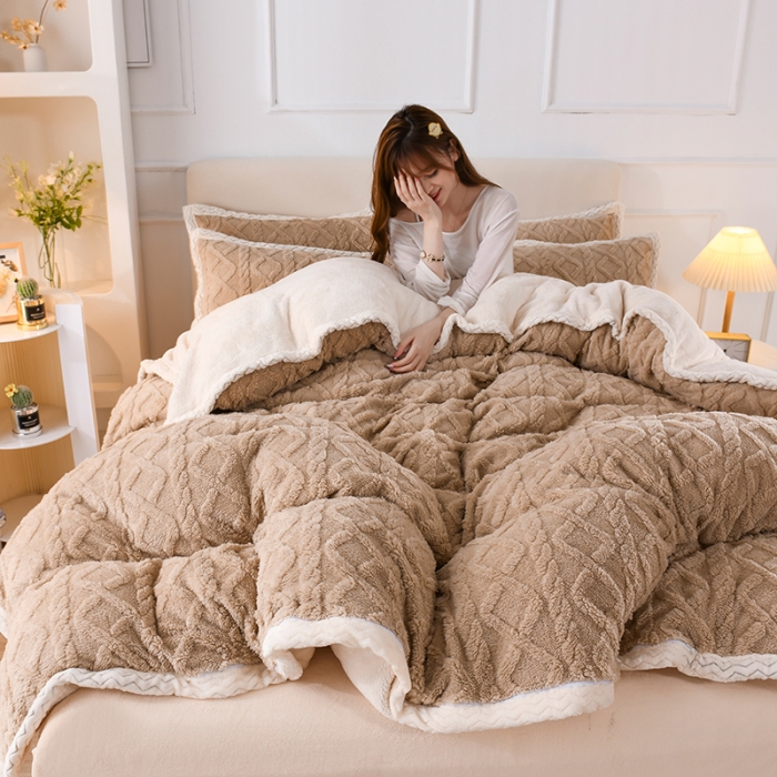 91家纺网 家纺一手货源 找家纺 迷仙巢 2022新款塔夫绒拼北极绒贝贝绒包边四件套 卡其色