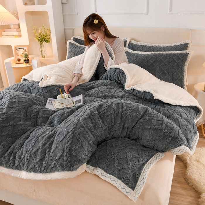 91家纺网 家纺一手货源 找家纺 迷仙巢 2022新款塔夫绒拼北极绒贝贝绒包边四件套 深空灰