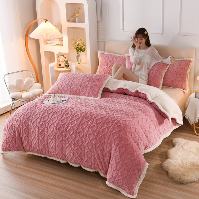 91家纺网 家纺一手货源 找家纺 迷仙巢 2022新款塔夫绒拼北极绒贝贝绒包边四件套 樱花粉