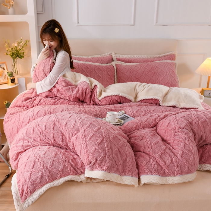 91家纺网 家纺一手货源 找家纺 迷仙巢 2022新款塔夫绒拼北极绒贝贝绒包边四件套 樱花粉