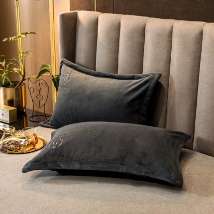 91家纺网 家纺一手货源 找家纺 丽美人 2022新款加厚保暖纯色简约牛奶绒系列单品枕套 英伦灰一对