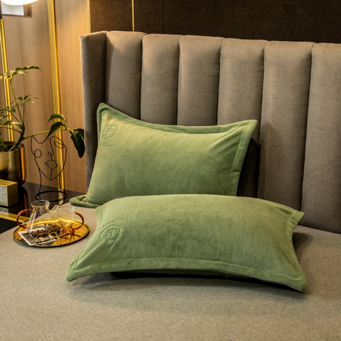 91家纺网 家纺一手货源 找家纺 丽美人 2022新款加厚保暖纯色简约牛奶绒系列单品枕套 橄榄绿一只