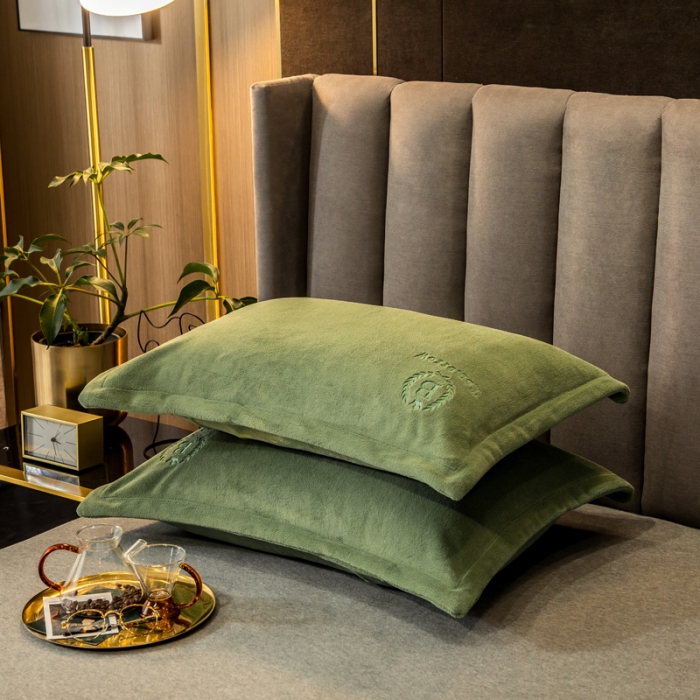 91家纺网 家纺一手货源 找家纺 丽美人 2022新款加厚保暖纯色简约牛奶绒系列单品枕套 橄榄绿一只