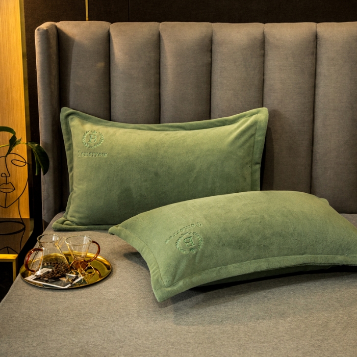 91家纺网 家纺一手货源 找家纺 丽美人 2022新款加厚保暖纯色简约牛奶绒系列单品枕套 橄榄绿一只