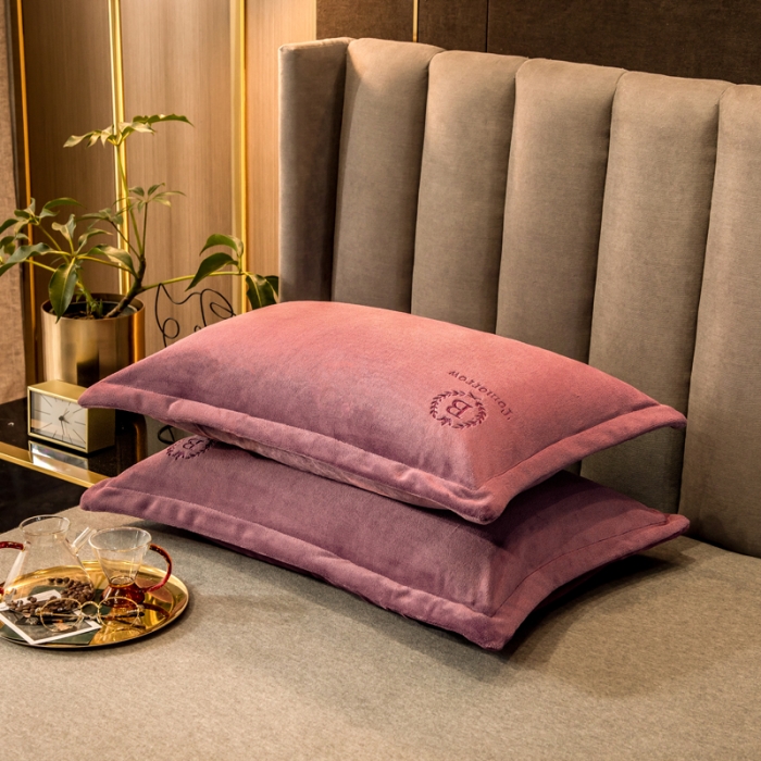 91家纺网 家纺一手货源 找家纺 丽美人 2022新款加厚保暖纯色简约牛奶绒系列单品枕套 海棠红一只