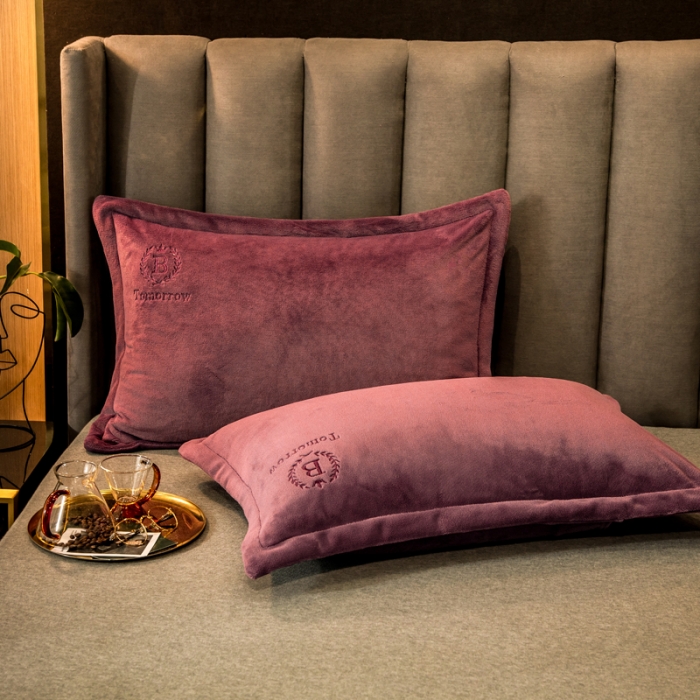 91家纺网 家纺一手货源 找家纺 丽美人 2022新款加厚保暖纯色简约牛奶绒系列单品枕套 海棠红一只