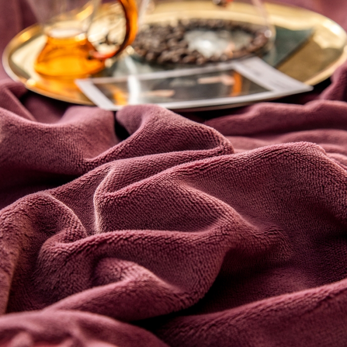 91家纺网 家纺一手货源 找家纺 丽美人 2022新款加厚保暖纯色简约牛奶绒系列单品枕套 海棠红一只