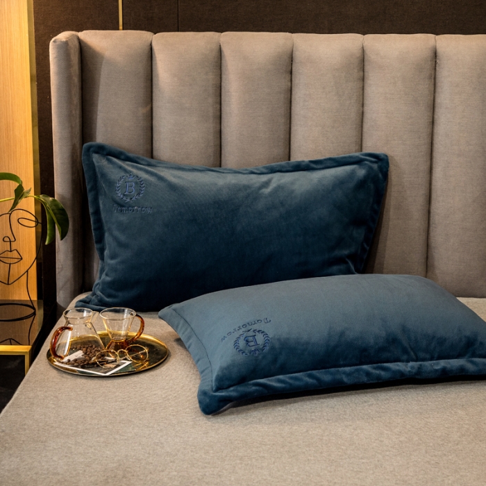 91家纺网 家纺一手货源 找家纺 丽美人 2022新款加厚保暖纯色简约牛奶绒系列单品枕套 孔雀蓝一只