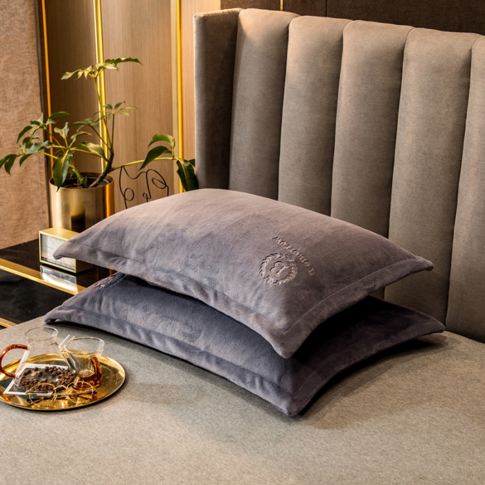 91家纺网 家纺一手货源 找家纺 丽美人 2022新款加厚保暖纯色简约牛奶绒系列单品枕套 摩登灰一只