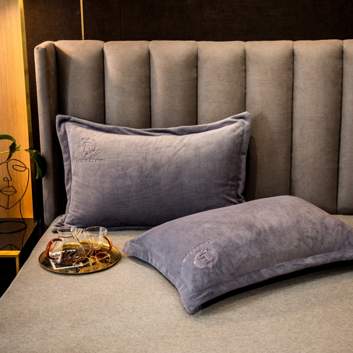 91家纺网 家纺一手货源 找家纺 丽美人 2022新款加厚保暖纯色简约牛奶绒系列单品枕套 摩登灰一只