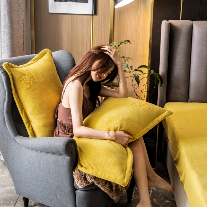 91家纺网 家纺一手货源 找家纺 丽美人 2022新款加厚保暖纯色简约牛奶绒系列单品枕套 柠檬黄一只