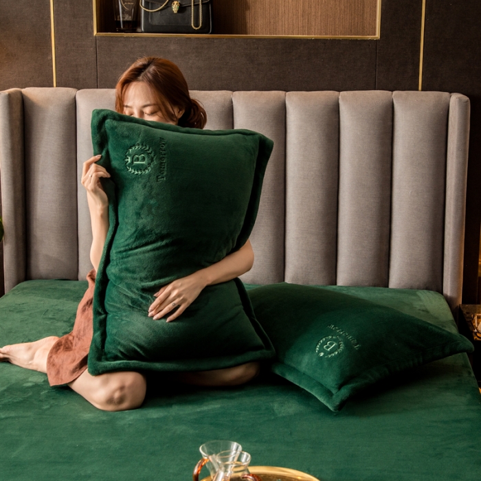 91家纺网 家纺一手货源 找家纺 丽美人 2022新款加厚保暖纯色简约牛奶绒系列单品枕套 松柏绿一只