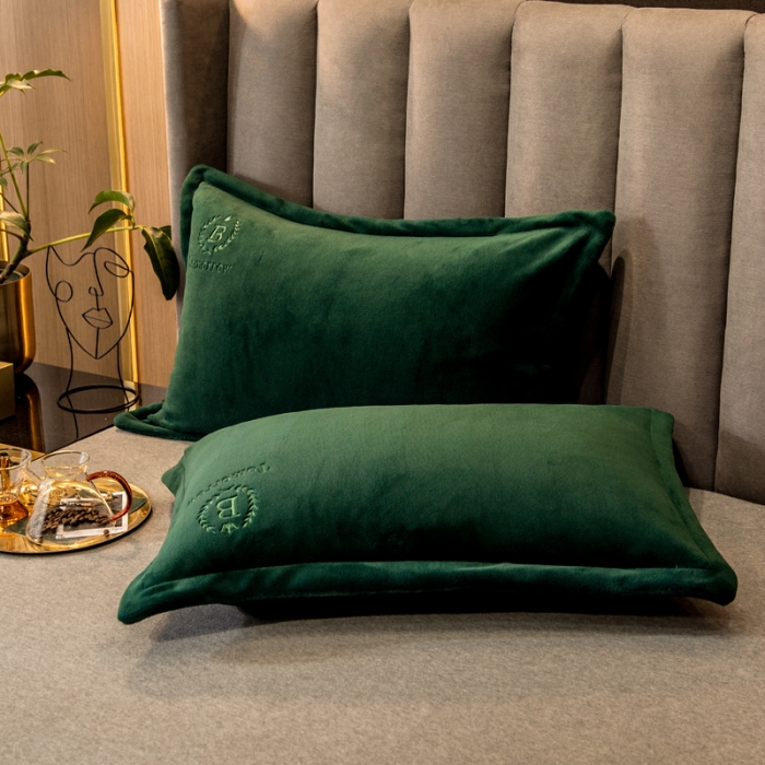 91家纺网 家纺一手货源 找家纺 丽美人 2022新款加厚保暖纯色简约牛奶绒系列单品枕套 松柏绿一只