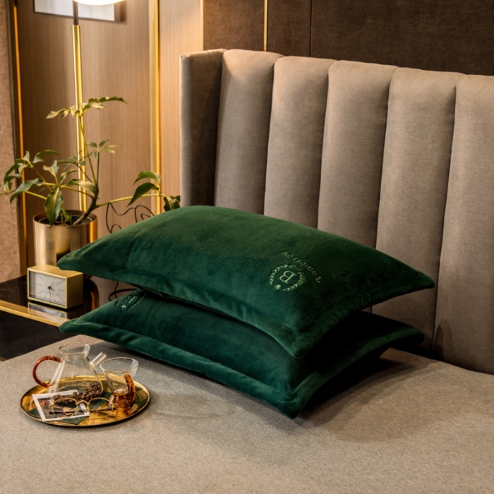 91家纺网 家纺一手货源 找家纺 丽美人 2022新款加厚保暖纯色简约牛奶绒系列单品枕套 松柏绿一只