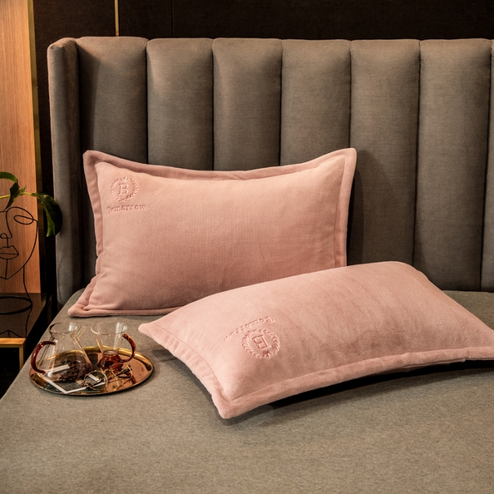 91家纺网 家纺一手货源 找家纺 丽美人 2022新款加厚保暖纯色简约牛奶绒系列单品枕套 湘妃色一只