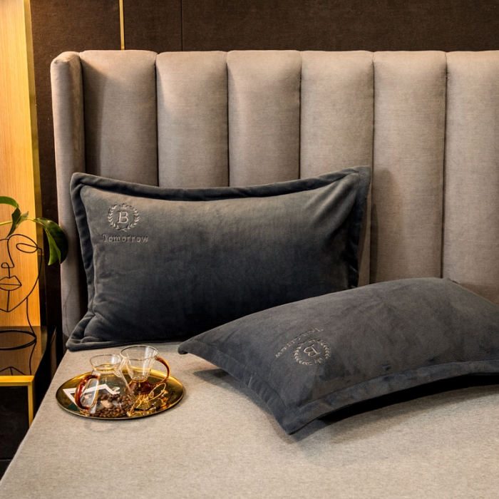 91家纺网 家纺一手货源 找家纺 丽美人 2022新款加厚保暖纯色简约牛奶绒系列单品枕套 英伦灰一只