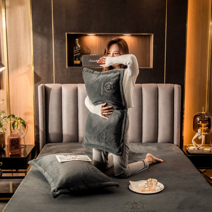 91家纺网 家纺一手货源 找家纺 丽美人 2022新款加厚保暖纯色简约牛奶绒系列单品枕套 英伦灰一只