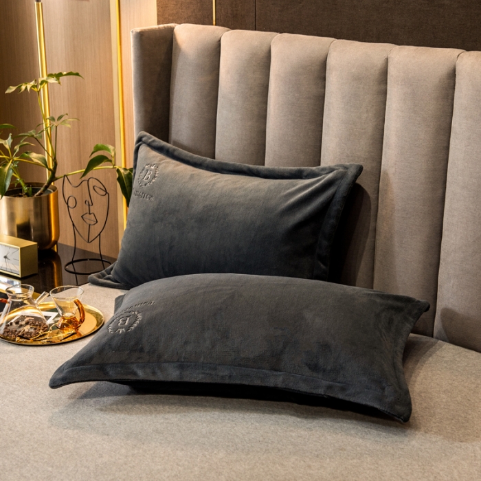 91家纺网 家纺一手货源 找家纺 丽美人 2022新款加厚保暖纯色简约牛奶绒系列单品枕套 英伦灰一只