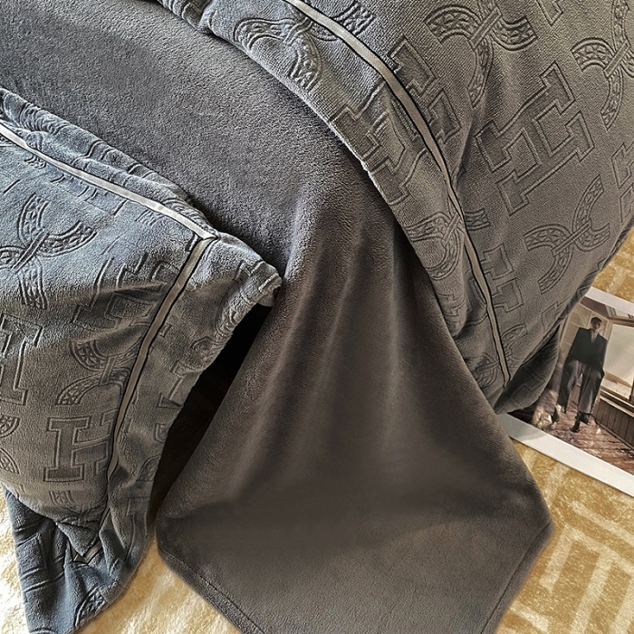 91家纺网 家纺一手货源 找家纺 优悦 2025新款加厚双面牛奶绒提花四件套 米兰-灰