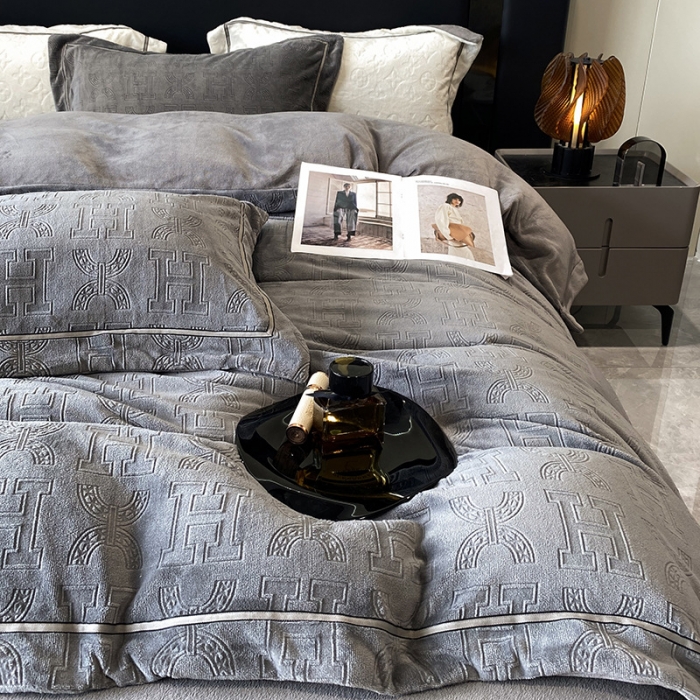 91家纺网 家纺一手货源 找家纺 优悦 2025新款加厚双面牛奶绒提花四件套 米兰-灰