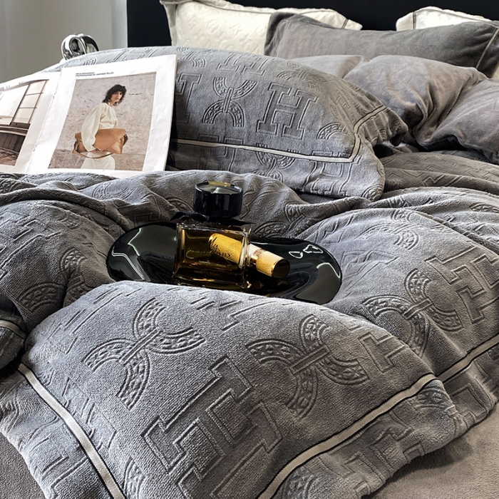 91家纺网 家纺一手货源 找家纺 优悦 2025新款加厚双面牛奶绒提花四件套 米兰-灰