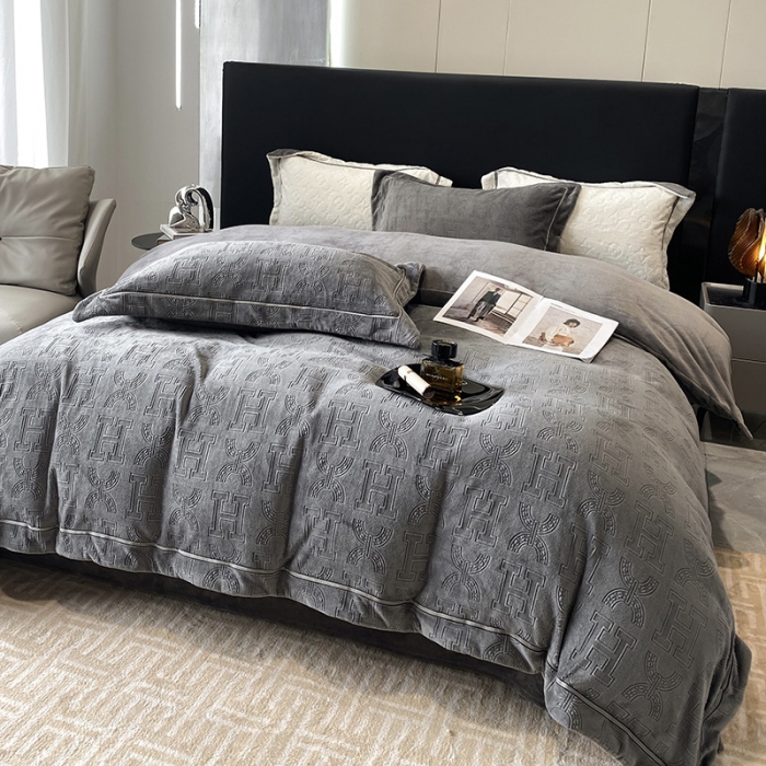 91家纺网 家纺一手货源 找家纺 优悦 2025新款加厚双面牛奶绒提花四件套 米兰-灰