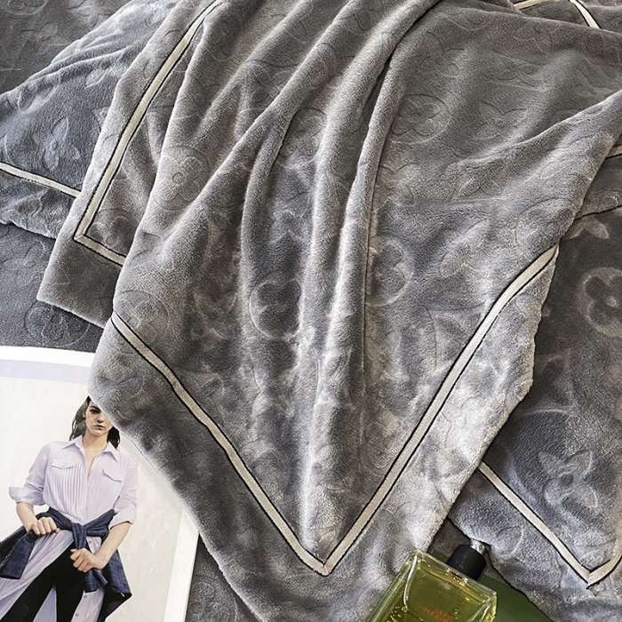 91家纺网 家纺一手货源 找家纺 优悦 2025新款加厚双面牛奶绒提花四件套 威廉-灰