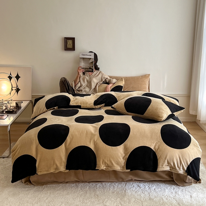 91家纺网 家纺一手货源 找家纺 圆岛家纺 2022新款230克高克重牛奶绒保暖四件套 波点棕