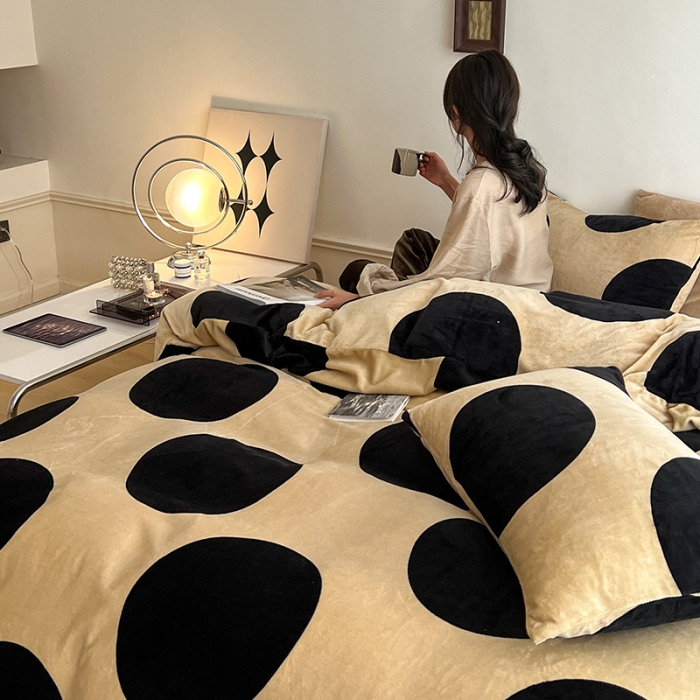 91家纺网 家纺一手货源 找家纺 圆岛家纺 2022新款230克高克重牛奶绒保暖四件套 波点棕