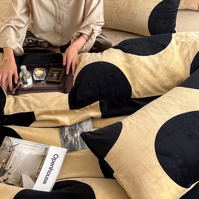 91家纺网 家纺一手货源 找家纺 圆岛家纺 2022新款230克高克重牛奶绒保暖四件套 波点棕