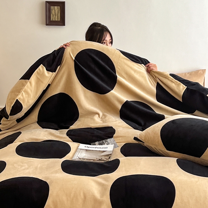 91家纺网 家纺一手货源 找家纺 圆岛家纺 2022新款230克高克重牛奶绒保暖四件套 波点棕