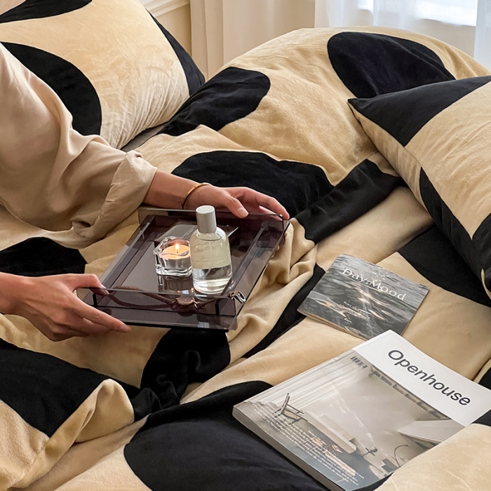 91家纺网 家纺一手货源 找家纺 圆岛家纺 2022新款230克高克重牛奶绒保暖四件套 波点棕