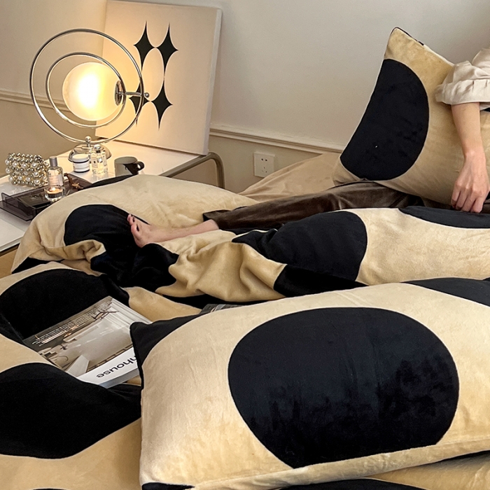 91家纺网 家纺一手货源 找家纺 圆岛家纺 2022新款230克高克重牛奶绒保暖四件套 波点棕