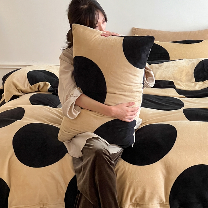 91家纺网 家纺一手货源 找家纺 圆岛家纺 2022新款230克高克重牛奶绒保暖四件套 波点棕