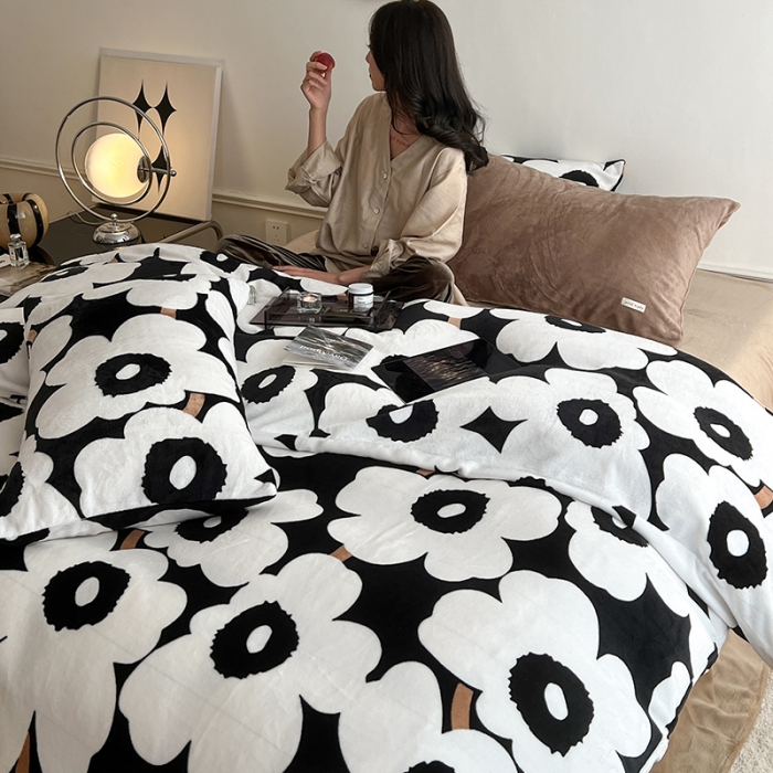 91家纺网 家纺一手货源 找家纺 圆岛家纺 2022新款230克高克重牛奶绒保暖四件套 黑白大霓花