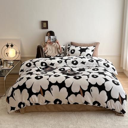 圆岛家纺 2022新款230克高克重牛奶绒保暖四件套 黑白大霓花
