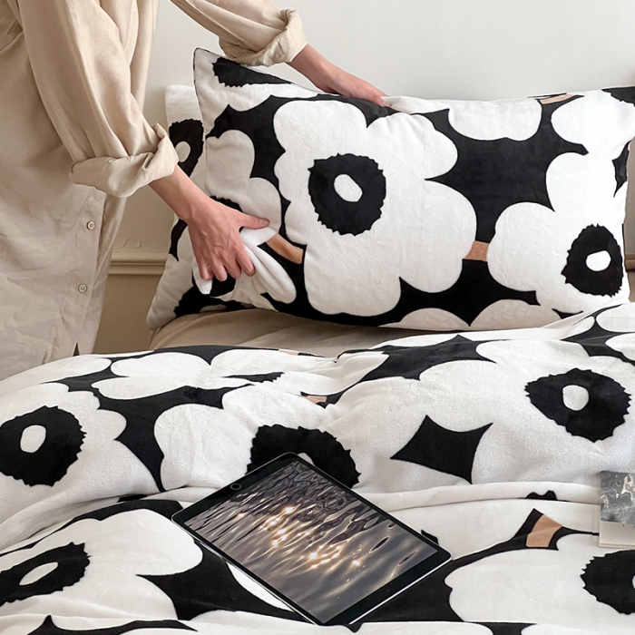 91家纺网 家纺一手货源 找家纺 圆岛家纺 2022新款230克高克重牛奶绒保暖四件套 黑白大霓花