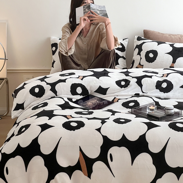91家纺网 家纺一手货源 找家纺 圆岛家纺 2022新款230克高克重牛奶绒保暖四件套 黑白大霓花