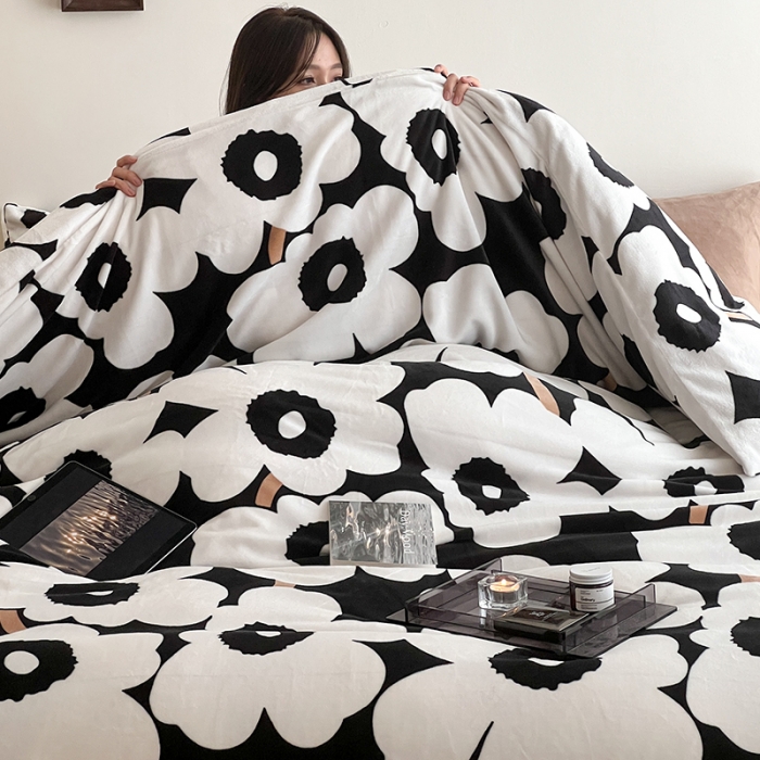 91家纺网 家纺一手货源 找家纺 圆岛家纺 2022新款230克高克重牛奶绒保暖四件套 黑白大霓花