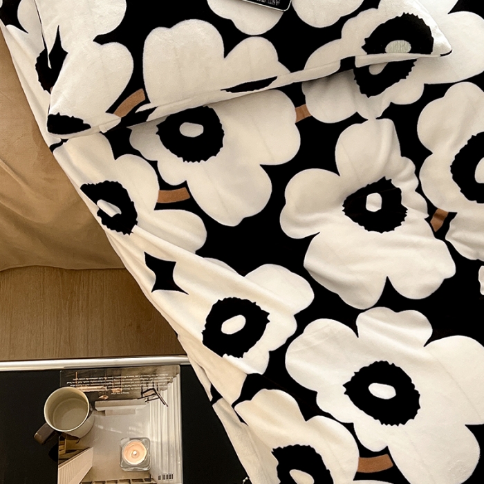 91家纺网 家纺一手货源 找家纺 圆岛家纺 2022新款230克高克重牛奶绒保暖四件套 黑白大霓花