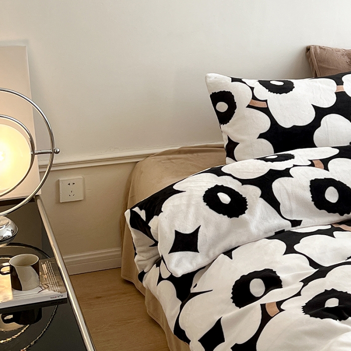 91家纺网 家纺一手货源 找家纺 圆岛家纺 2022新款230克高克重牛奶绒保暖四件套 黑白大霓花