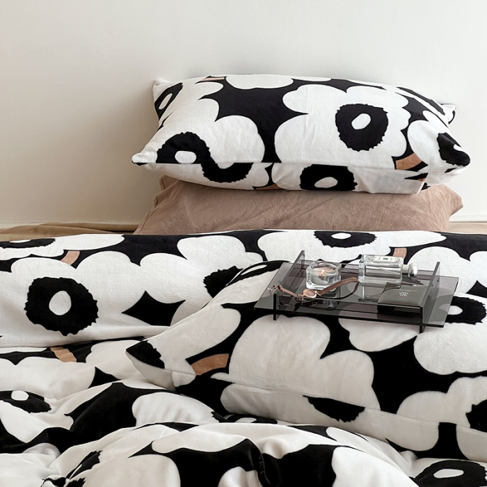 91家纺网 家纺一手货源 找家纺 圆岛家纺 2022新款230克高克重牛奶绒保暖四件套 黑白大霓花