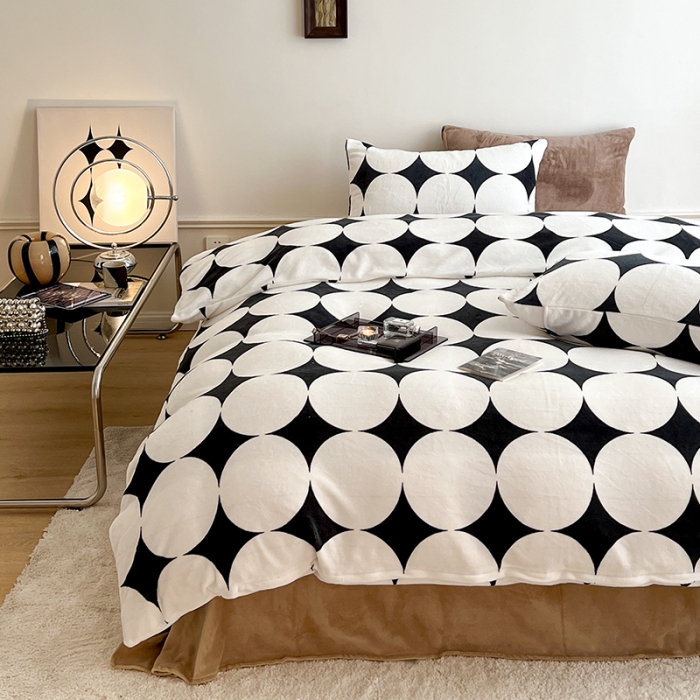 91家纺网 家纺一手货源 找家纺 圆岛家纺 新款230克高克重牛奶绒保暖四件套 黑白菱星