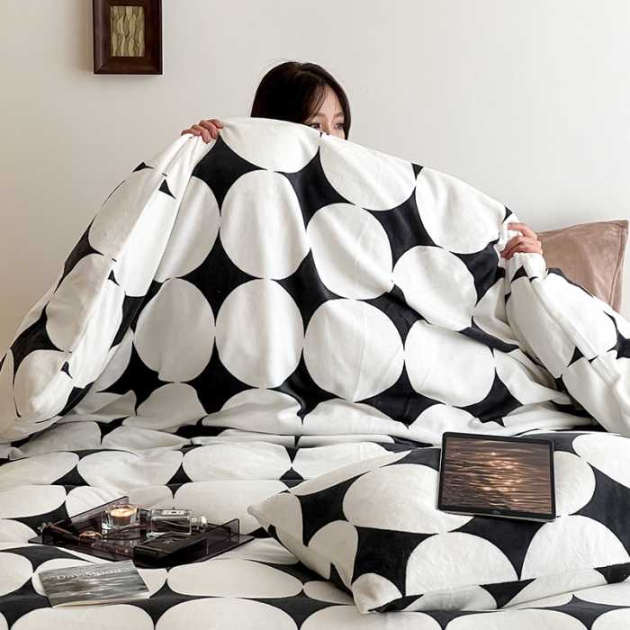 91家纺网 家纺一手货源 找家纺 圆岛家纺 新款230克高克重牛奶绒保暖四件套 黑白菱星